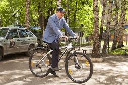 Ректор ВятГУ сменил автомобиль на велосипед