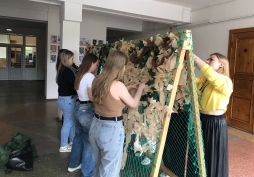Волонтеры ВятГУ плетут маскировочные сети Волонтеры ВятГУ плетут маскировочные сети