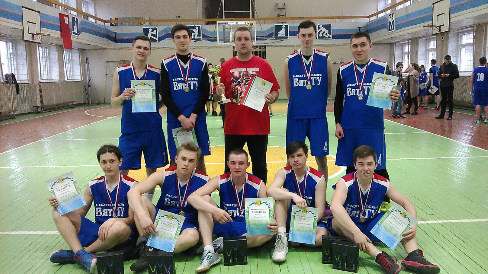 Студенты колледжа ВятГУ снова первые в региональном баскетболе