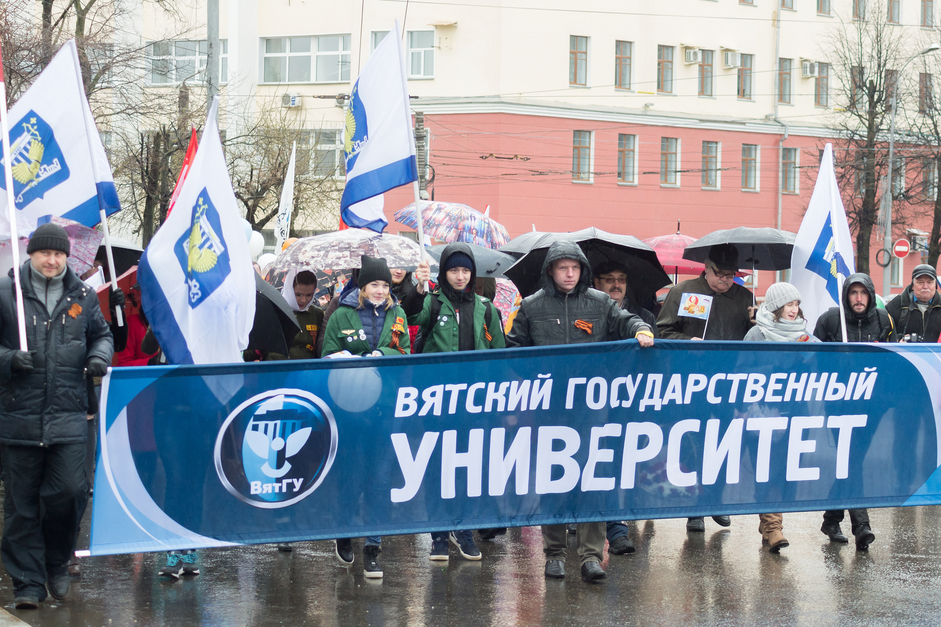 Студенты и сотрудники ВятГУ приняли участие в Параде Победы на Театральной площади