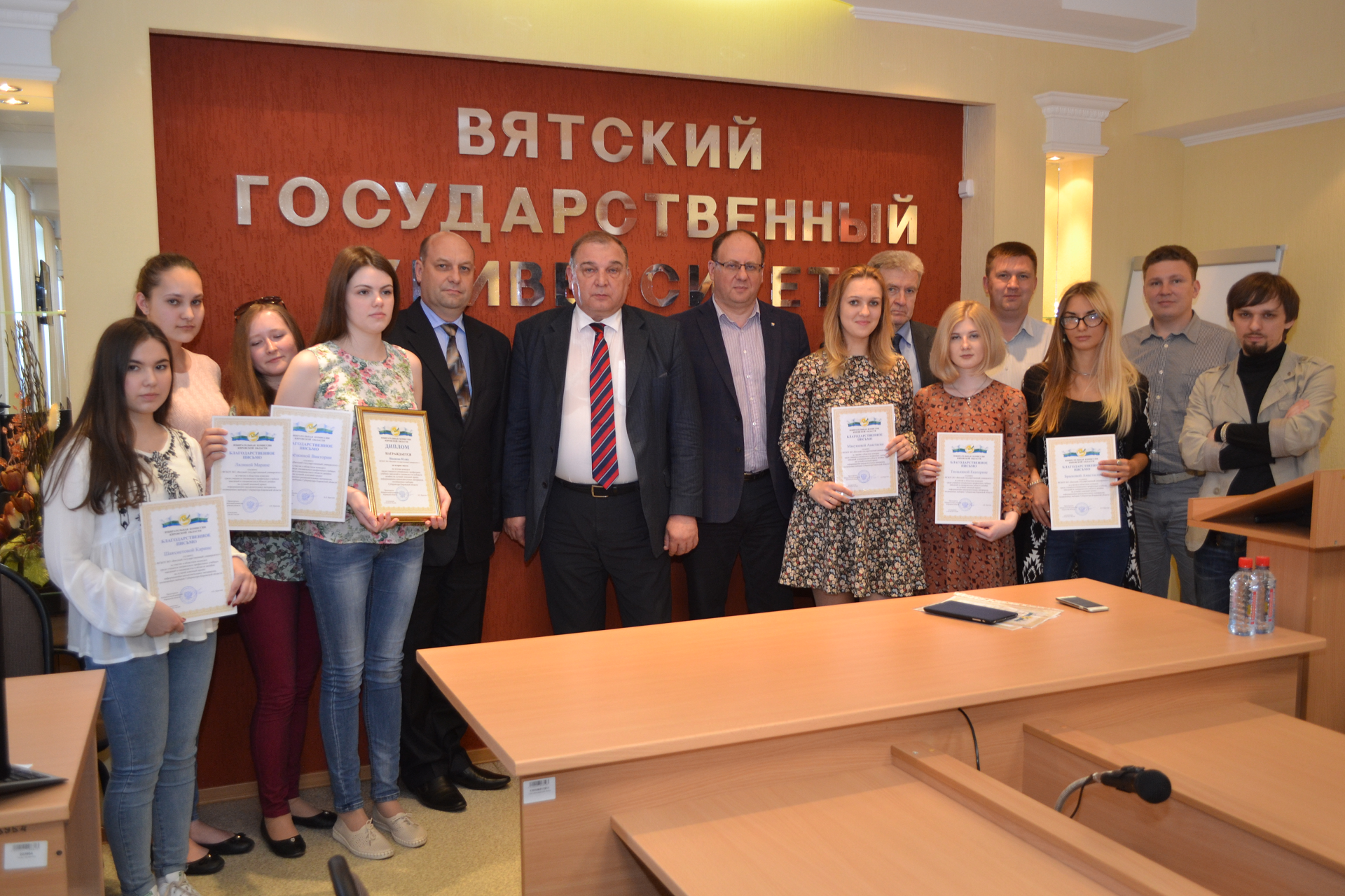 Председатель Избирательной комиссии Кировской области Алексей Круглов вручил дипломы и благодарственные письма студентам ВятГУ