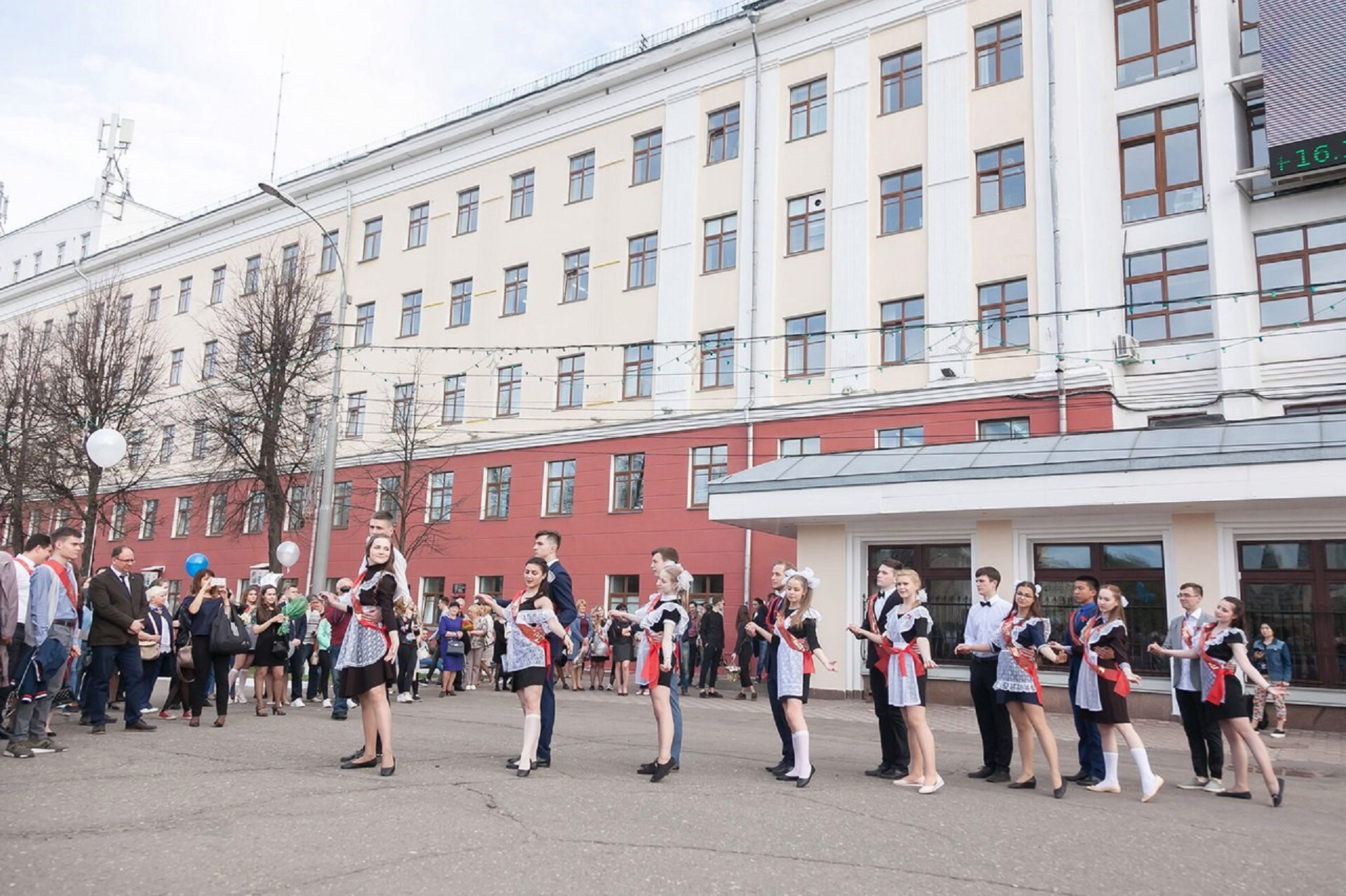 Лицей инновационного образования Вятского государственного университета продолжает набор в 10-е и 11-е классы Лицей инновационного образования Вятского государственного университета продолжает набор в 10-е и 11-е классы