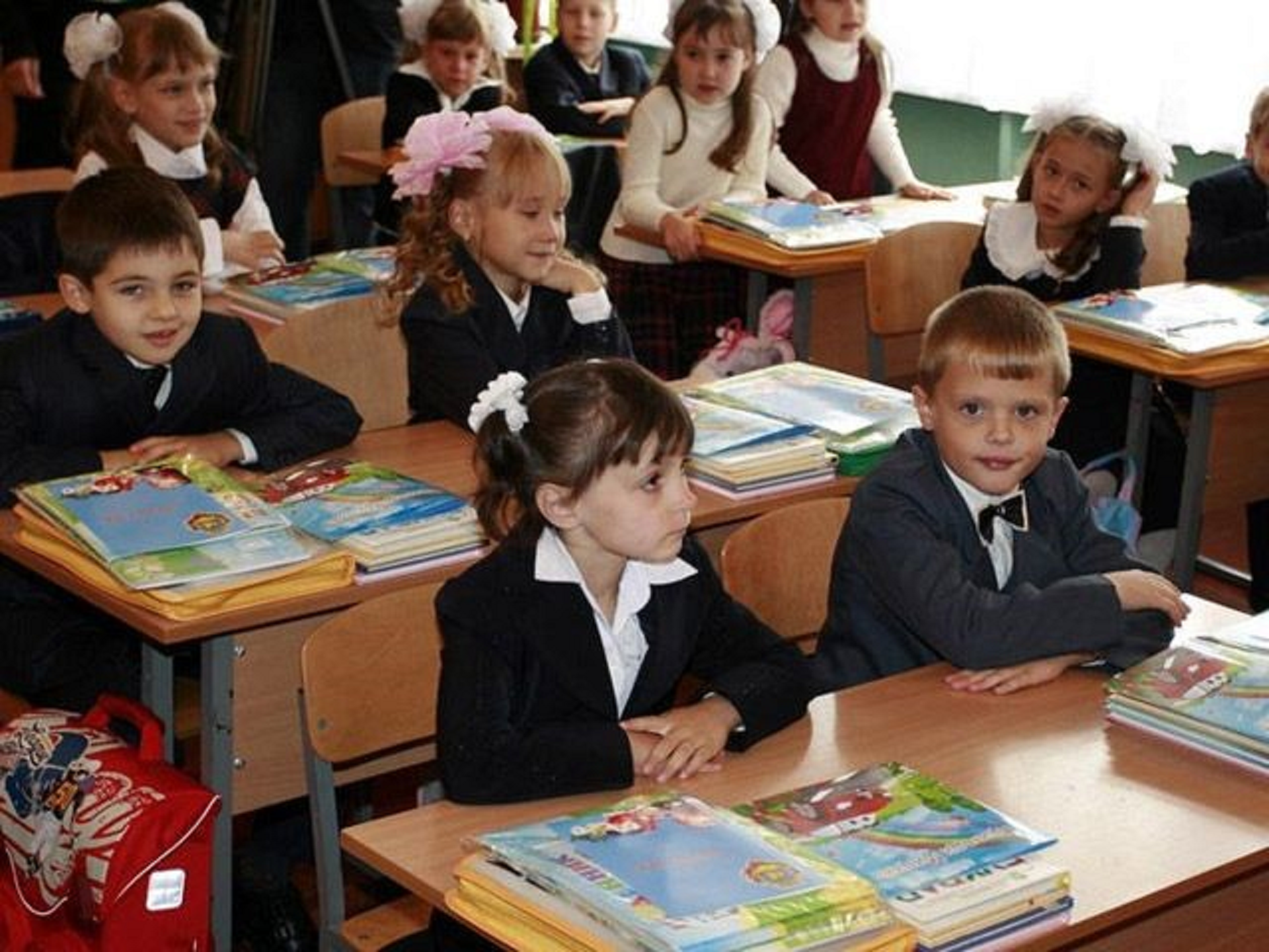32 1 класса. Дети в школе за партой. Ребенок за партой 2 класс. Урок в начальной школе. Ученики 2 класса.
