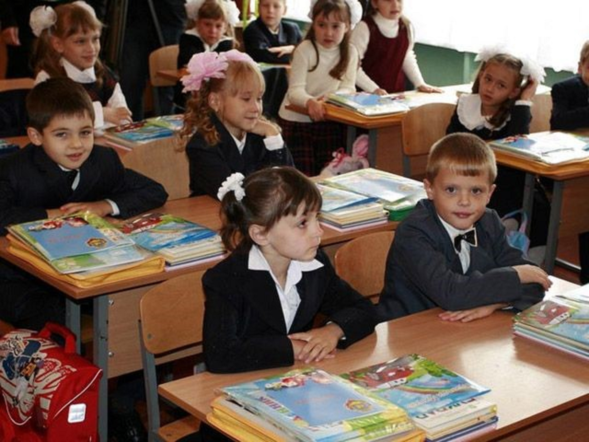 В какой школе больше всего уроков. Дети в школе за партой. Ученики начальных классов. Первоклассники на уроке. Ученики в школе.