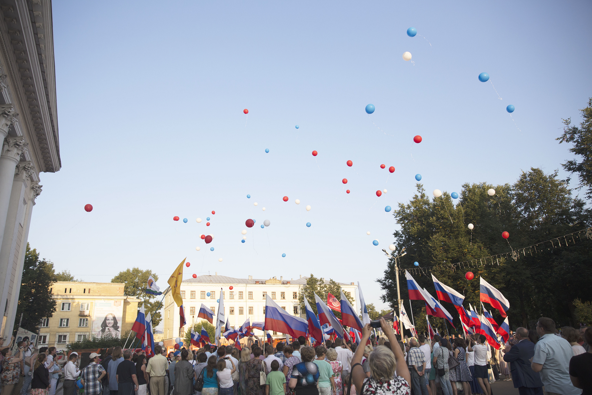 Студенты и сотрудники ВятГУ приняли участие в акции, посвящённой Дню Государственного флага РФ