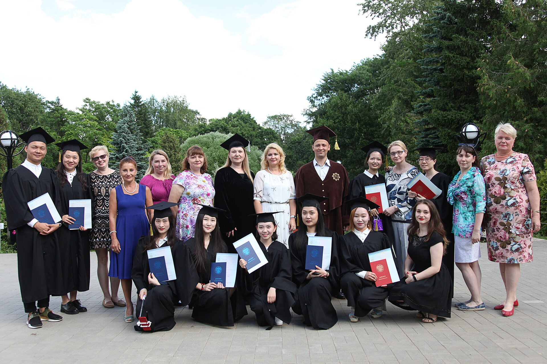 В ВятГУ состоялось вручение дипломов магистров выпускникам программы «Филология»