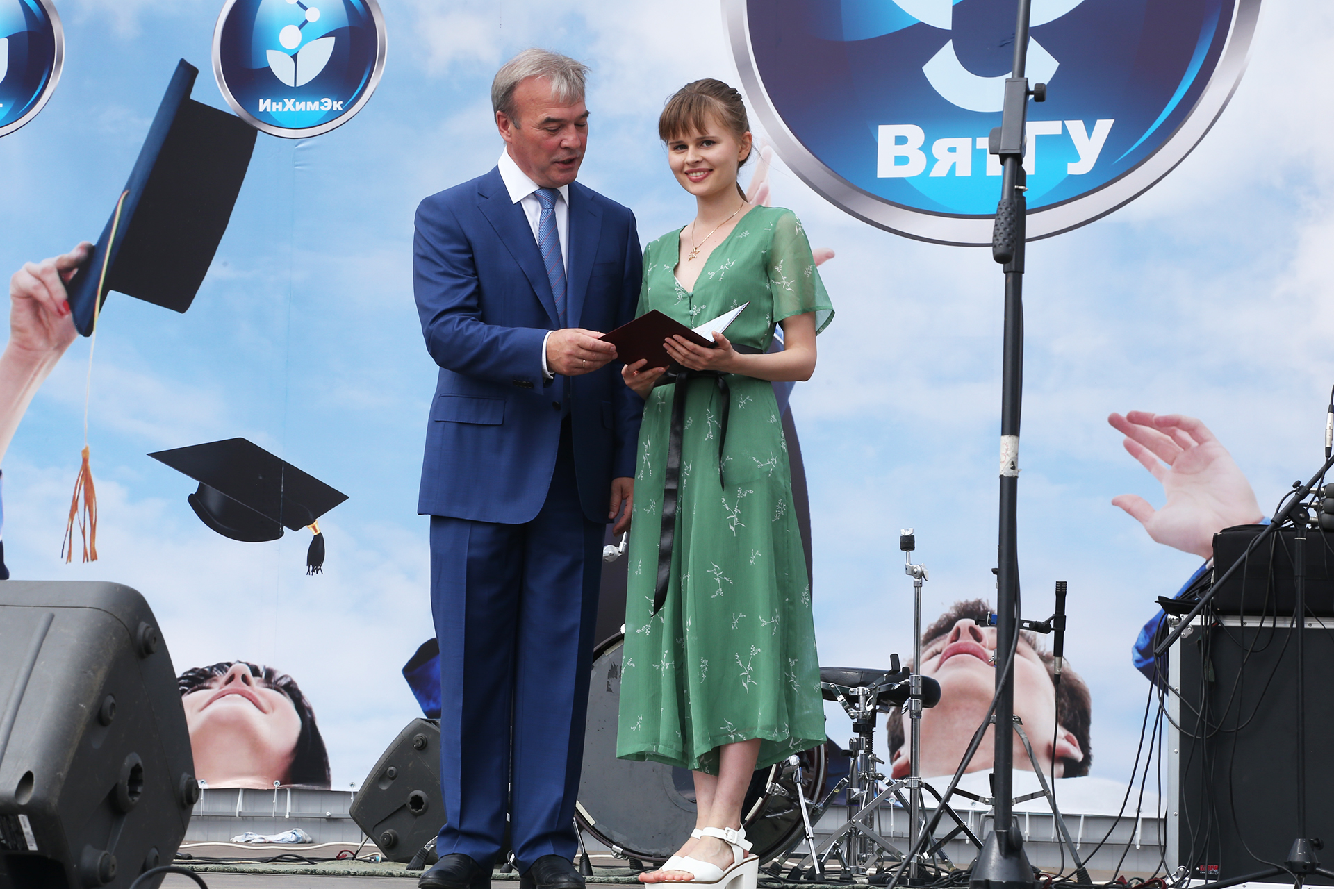 Выпускникам ВятГУ торжественно вручили дипломы Выпускникам ВятГУ торжественно вручили дипломы