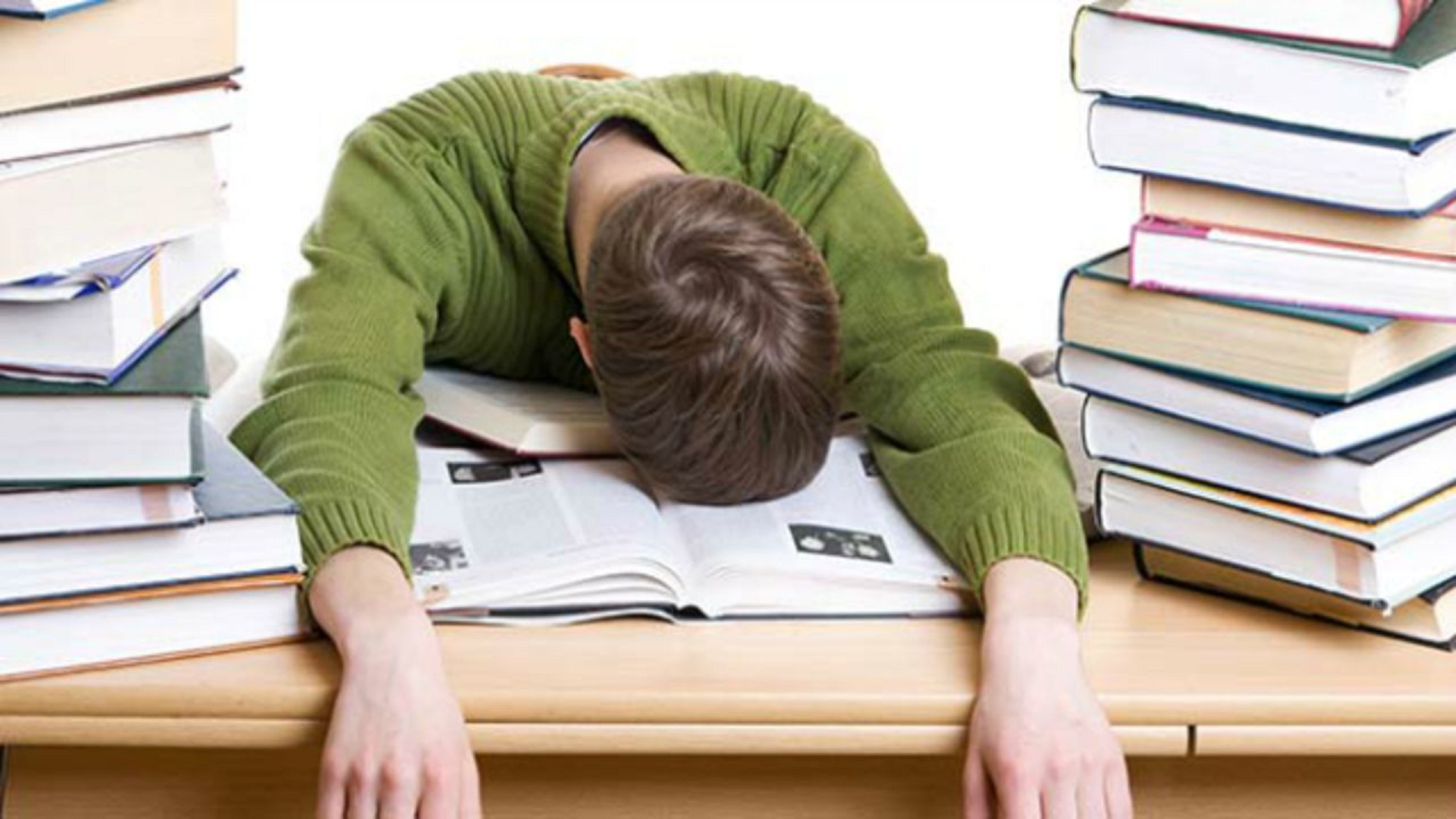 Устал читать. Усталый студент. Уставший ученик. Сложная учеба. Усталость от учебы.