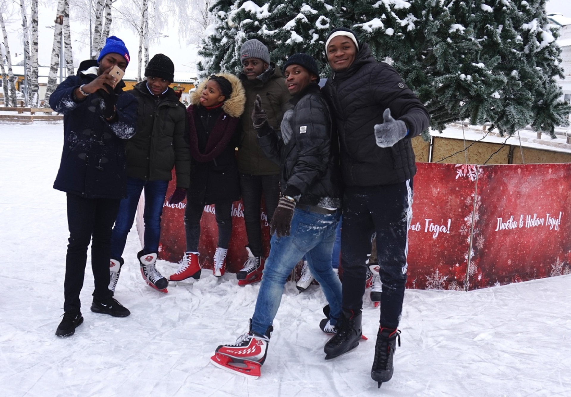 Иностранные студенты ВятГУ наслаждаются русской зимой