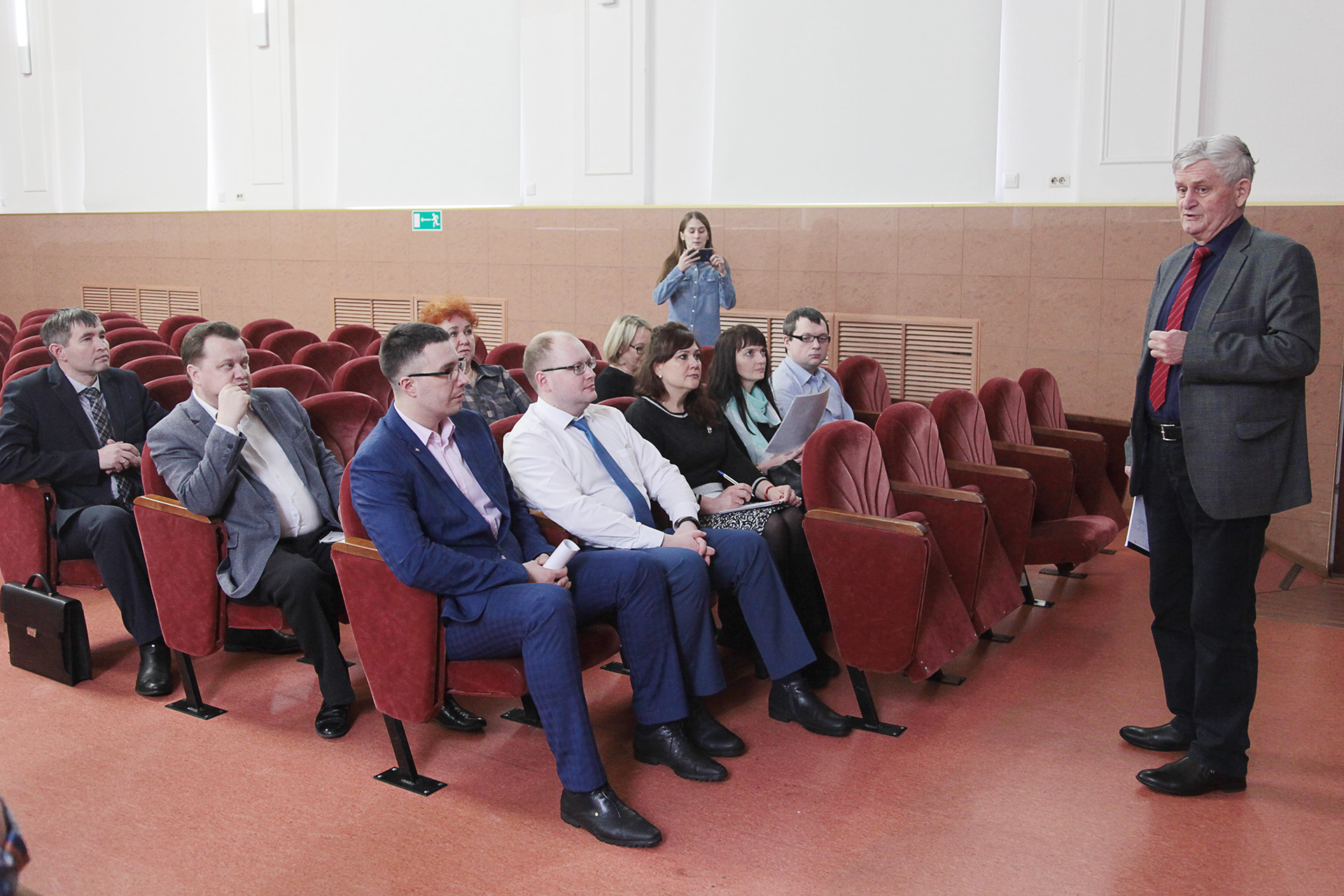 «На все случаи»: пенсионеры vs студенты на площадке ВятГУ «На все случаи»: пенсионеры vs студенты на площадке ВятГУ