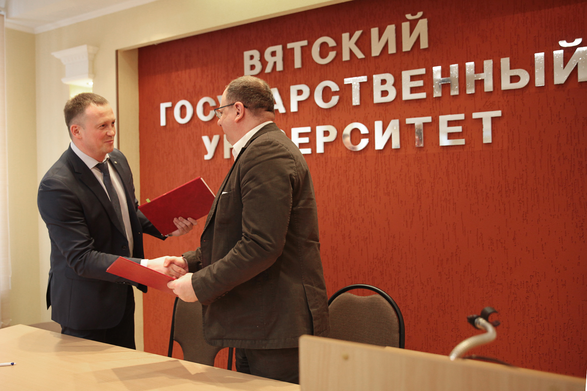 «Инициативы встретились и объединились»: подписано соглашение о взаимодействии ВятГУ и АО «ОХК «Уралхим»