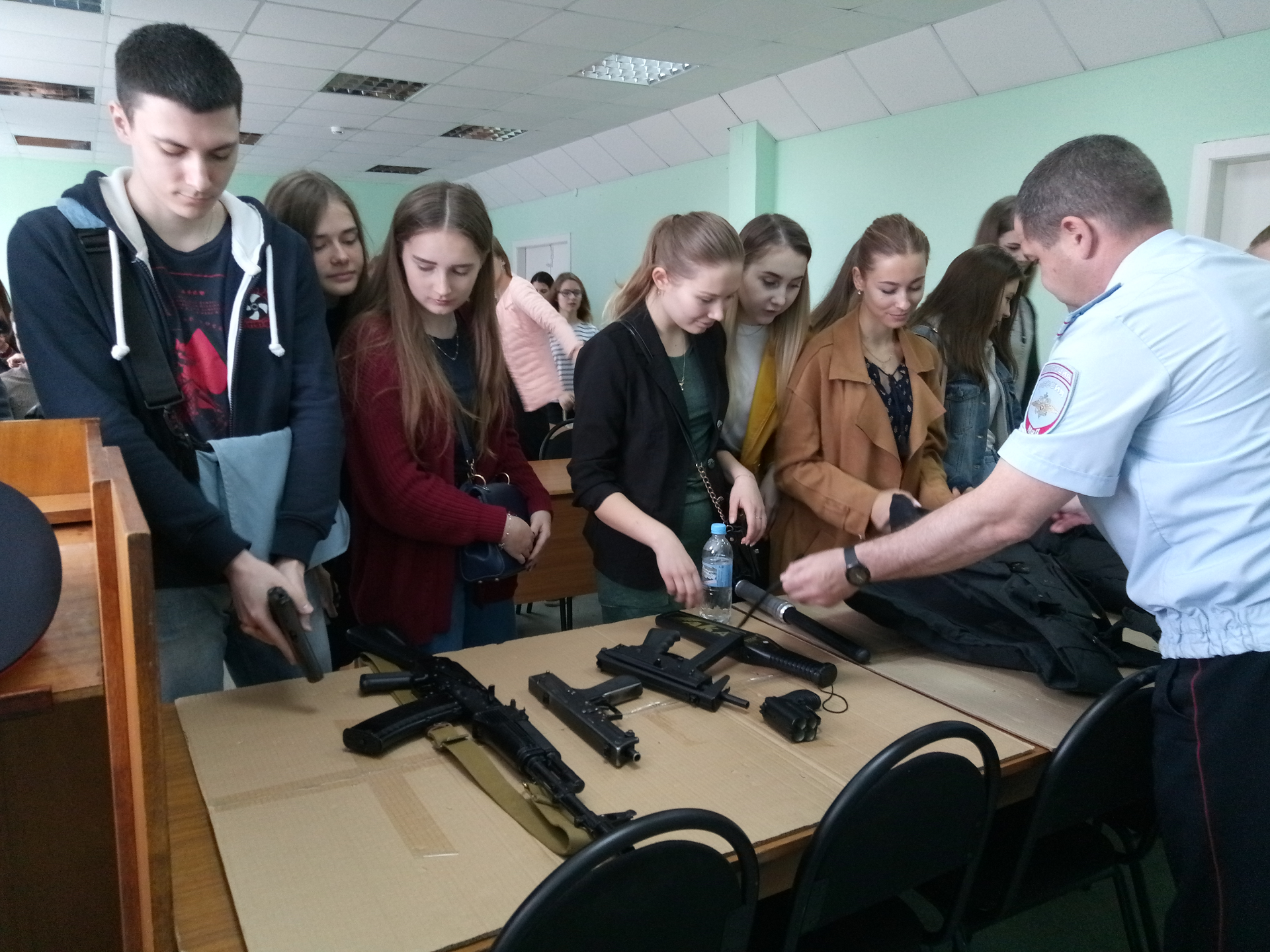 Студенты ВятГУ побывали в отдельном батальоне патрульно-постовой службы УМВД России по г. Кирову Студенты ВятГУ побывали в отдельном батальоне патрульно-постовой службы УМВД России по г. Кирову