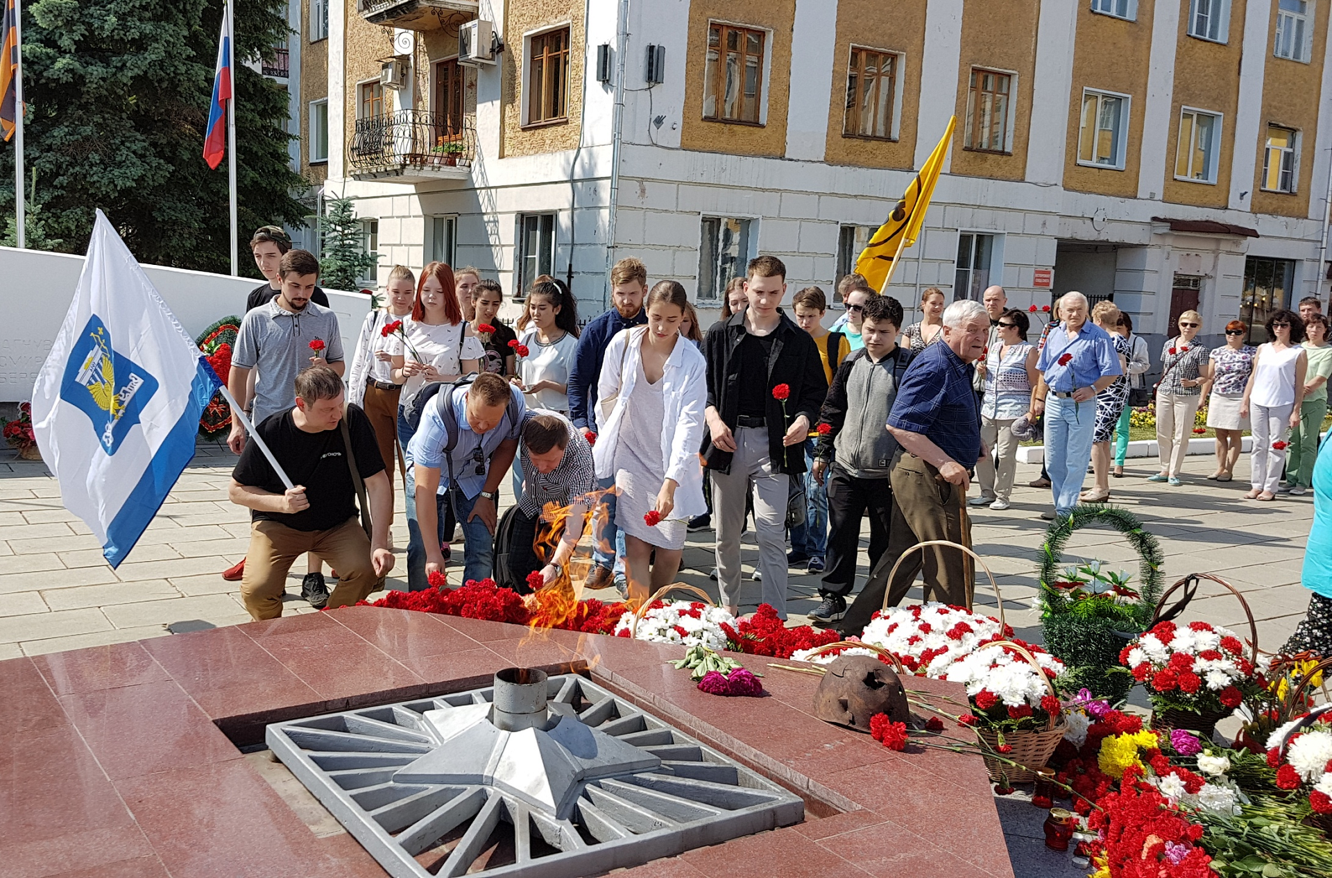 Студенты ВятГУ возложили цветы к Вечному огню Студенты ВятГУ возложили цветы к Вечному огню