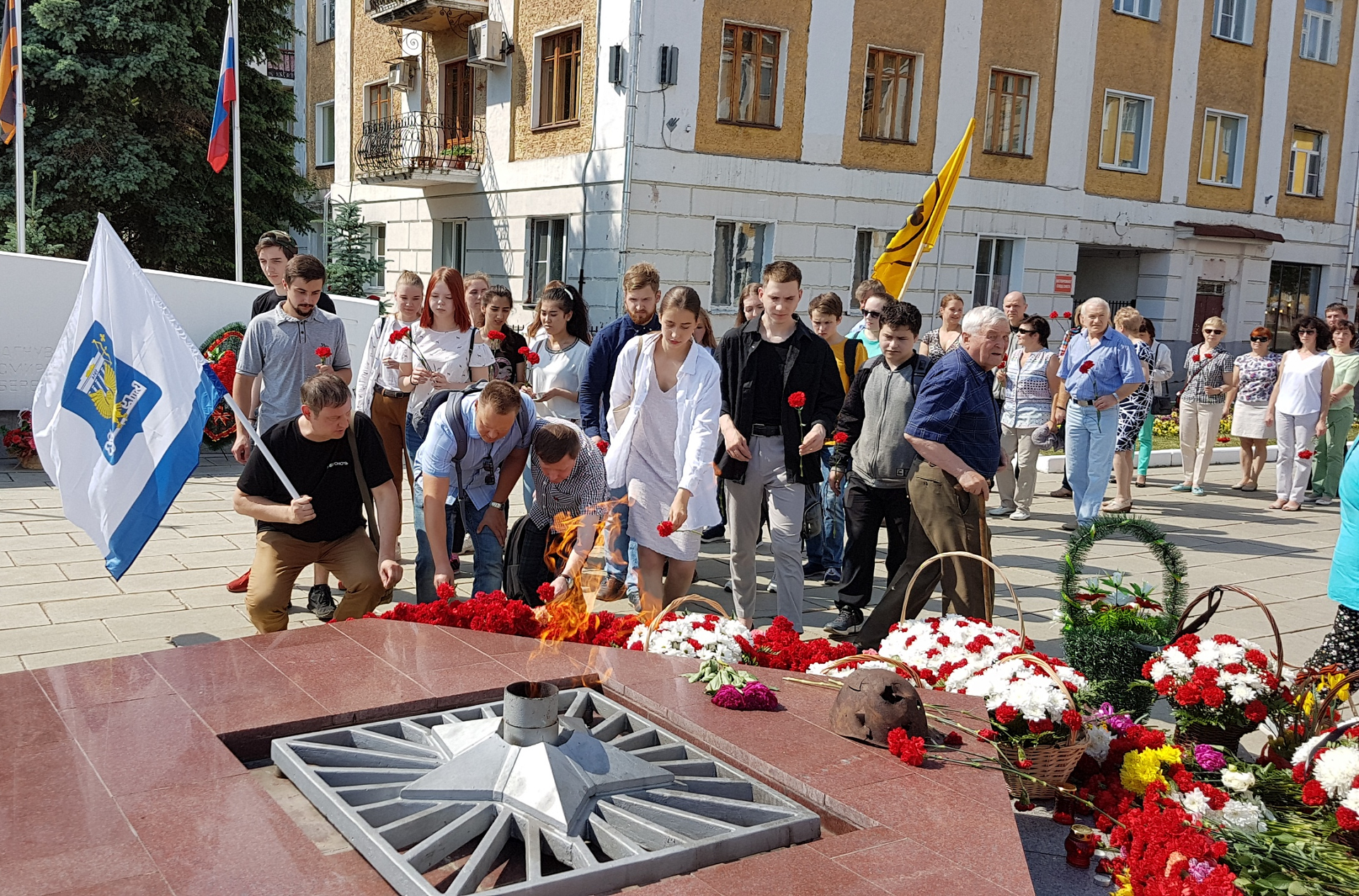 Студенты ВятГУ возложили цветы к Вечному огню