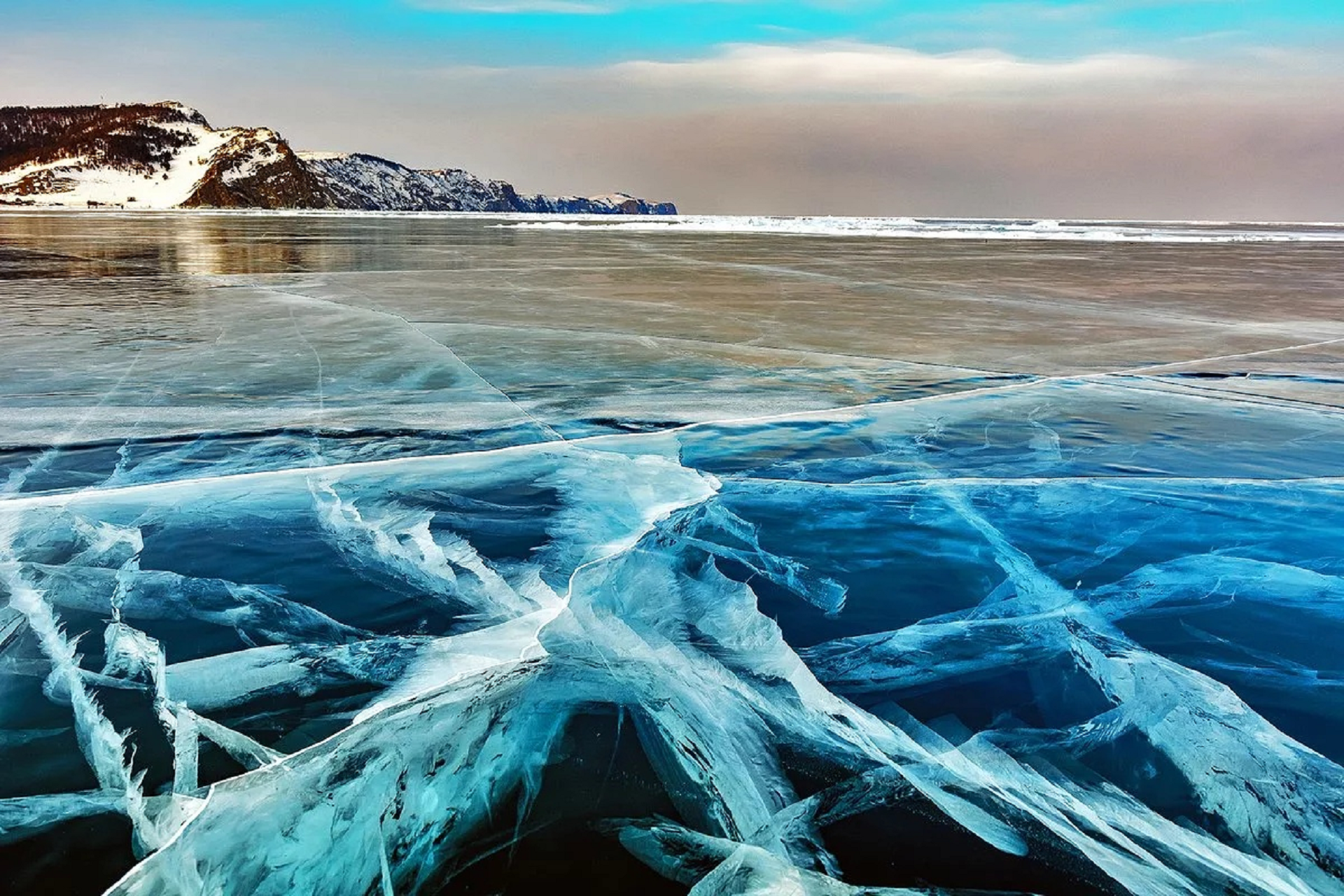Замерзают ли озера. Байкал зима. Замерзшее озеро Байкал. Голубой лед Байкала. Озеро Байкал лед.