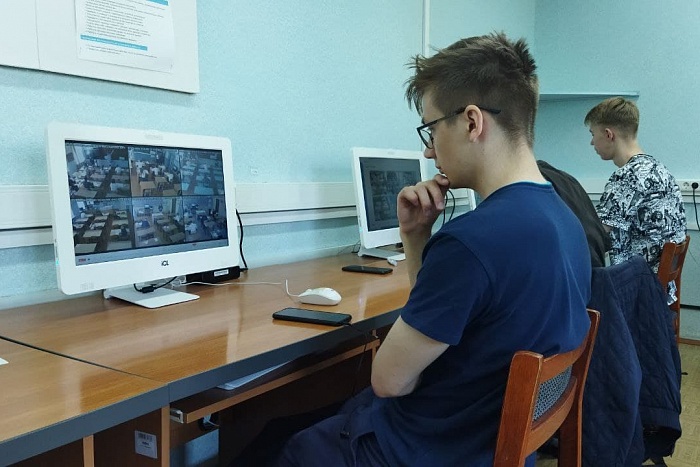 Студенты ВятГУ контролируют ход проведения ЕГЭ Студенты ВятГУ контролируют ход проведения ЕГЭ