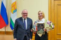 Глава региона вручил диплом победительнице конкурса Знание.Лектор из ВятГУ 