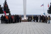 В памятную дату студенты и сотрудники ВятГУ возложили цветы к Вечному огню