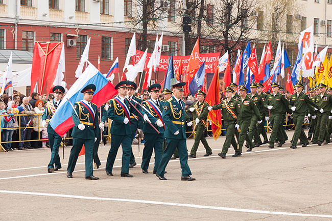 День Победы Киров Театральная площадь парад