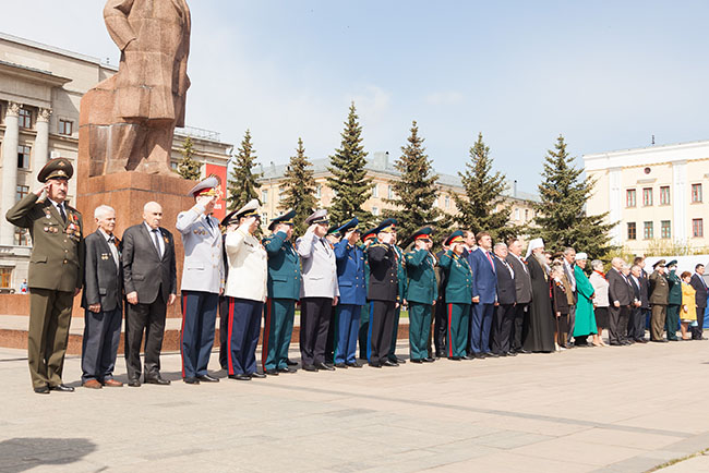 День Победы Киров Театральная площадь парад