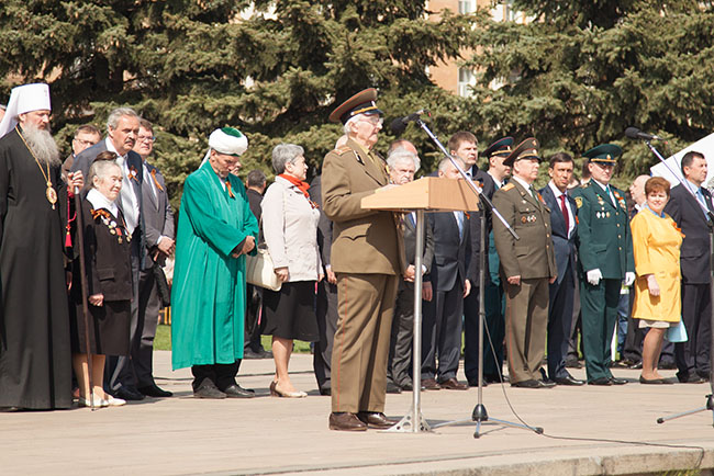 День Победы Киров Театральная площадь парад