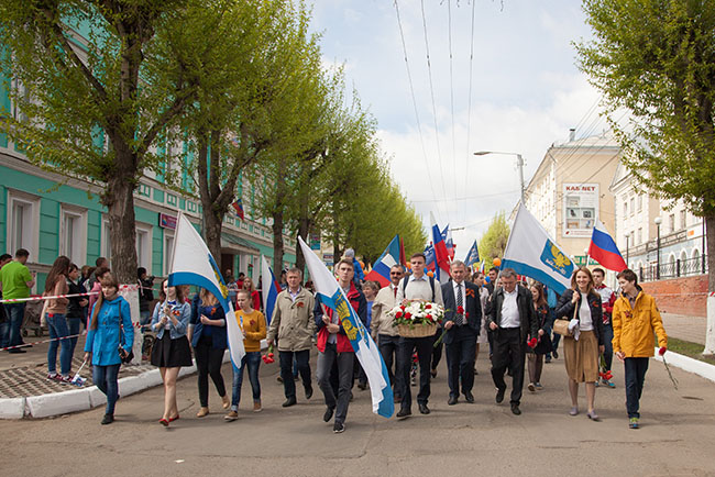 День Победы Киров Театральная площадь парад