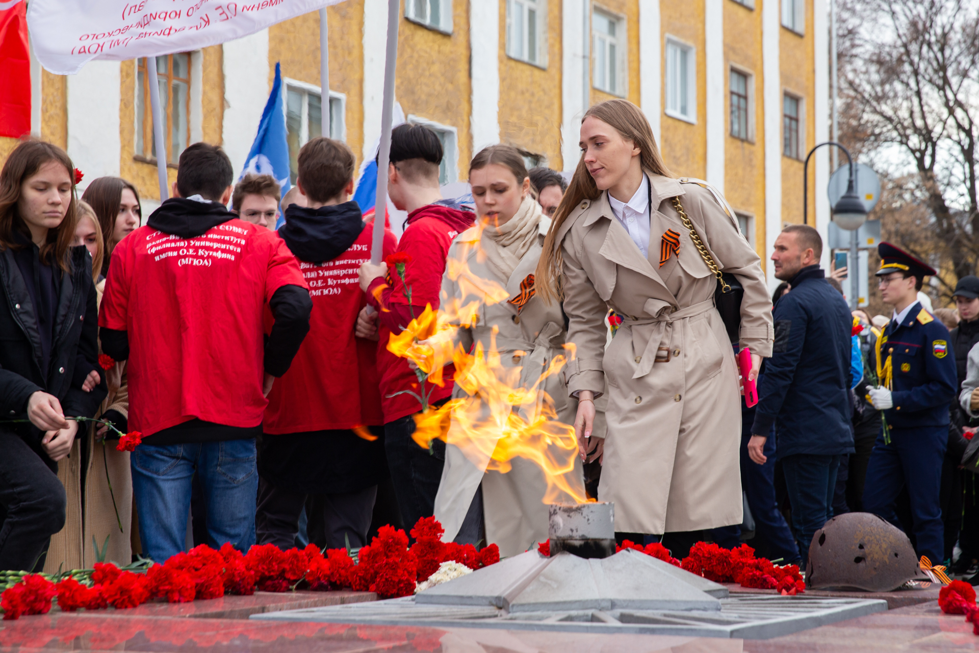 Всероссийская акция линейка памяти. Цветы на 9 мая. Возложение цветов к Вечному огню. День Победы возложение цветов. 9 Мая вечный огонь.