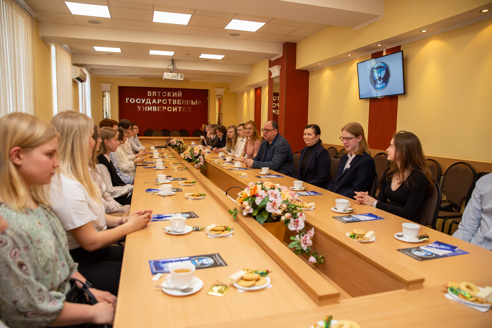 Мария Бутина провела день в Вятском государственном университете